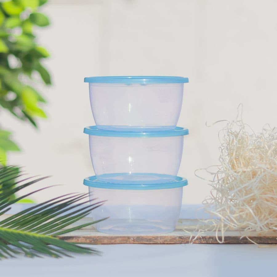 Üst üste duran kapaklı plastik saklama kapları